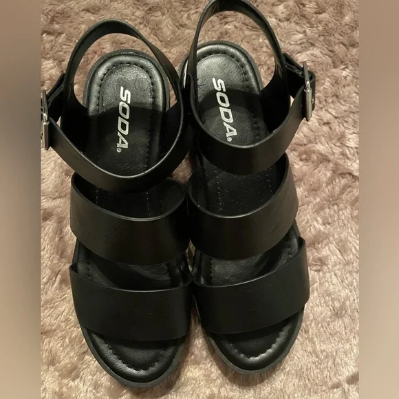 Black platform sandals ! Size 7.5 NWOT ! - Picture 1 of 2